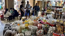 Bánh mứt kẹo không che đậy, mất an toàn thực phẩm bày bán tràn lan