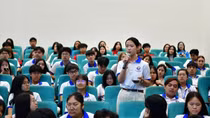 Kiều bào trẻ giao lưu với những chiến sĩ “mũ nồi xanh” Việt Nam