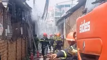 Cháy dãy phòng trọ lúc giữa trưa, 2 người bị thương
