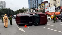 Xe Santa Fe lật nghiêng sau va chạm với 2 ô tô