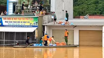 Cứu hộ hàng nghìn hộ dân bị cô lập trong đợt lũ lịch sử ở Nghệ An