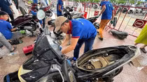 20 sinh viên theo học tại Đà Nẵng ra Huế hỗ trợ sửa miễn phí hàng ngàn xe máy bị ngập lụt