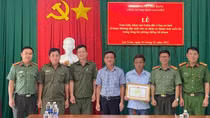Khen thưởng Đội phó Câu lạc bộ phòng, chống tội phạm thị trấn Lai Uyên