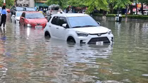 Mưa lớn nhấn chìm đường phố Hải Phòng