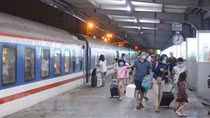 Chưa tới kỳ nghỉ lễ, nhiều chặng tàu, máy bay đã “khát” vé
