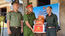 Quà của Bộ Công an đến với đồng bào vùng bị chia cắt ở vùng biên giới Đà Nẵng