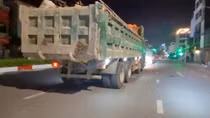 Hà Nội: Xe tải hạng nặng nối đuôi nhau chở đất, trạc thải xây dựng vào phố