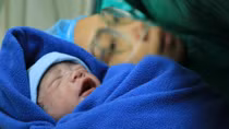 Mẹ bầu bị ung thư quyết giữ con, khi mổ lấy thai không thể nằm ngửa