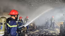 Cảnh sát phong tỏa hiện trường, dập tắt đám cháy tại quán ăn