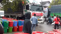 Vừa trải qua đợt lũ lịch sử, người dân xứ Huế cùng chia sẻ khó khăn với bà con vùng lũ Nam Trung Bộ