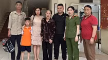 Công an xã tìm người thân cho cụ bà đi lạc
