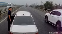 Tài xế ô tô con chèn ép, tạt đầu xe khách trên cao tốc