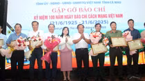 Văn phòng Thường trú và Phóng viên Báo CAND tại ĐBSCL được UBND tỉnh Cà Mau tặng Bằng khen