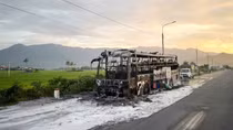 Xe khách bốc cháy trên quốc lộ 1A, 34 người thoát nạn