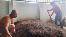 Sống đời bọt nước cùng con hến quê nghèo