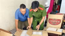 Bắt quả tang 3 đối tượng tàng trữ trên 5.000 bao thuốc lá lậu