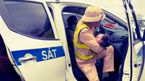 Con gái sốt cao co giật, mẹ nhờ CSGT giúp đỡ đưa đi cấp cứu