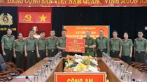 Trao tặng quà ủng hộ đồng bào tỉnh Lạng Sơn và Bắc Ninh bị thiệt hại do mưa lũ