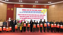 Phó Chủ tịch nước Võ Thị Ánh Xuân thăm, tặng quà và chúc Tết nhiều đối tượng chính sách tại Phú Thọ