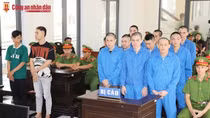 Lừa chơi đánh bài để cướp tài sản, 11 bị cáo lĩnh án