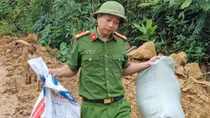Phú Thọ: Công an xã giúp dân di dời tài sản ra khỏi khu vực sạt lở