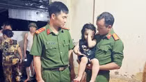 Bé gái 4 tuổi đi lạc trên cánh đồng giữa đêm khuya