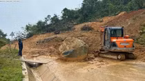 400m3 đất đá sạt lở gây ách tắc đường lên cửa khẩu ở Đà Nẵng