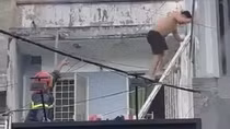 Giải cứu 6 người thoát khỏi đám cháy căn nhà 6 tầng trong hẻm