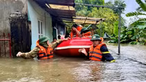 Kịp thời di dời 6 hộ dân trong vùng ngập lụt đến nơi an toàn