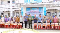Tặng quà, khám bệnh cho người dân ven biển Vĩnh Châu ở Sóc Trăng