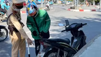 Một buổi sáng, CSGT xử lý gần 140 tài xế dán biển, dùng điện thoại khi lái xe