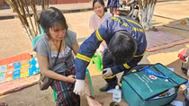 Công an Việt Nam thăm khám, phát thuốc cho người dân Myanmar
