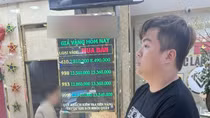 Đến nhà bạn học chơi, lẻn vào buồng “chôm” vàng của mẹ bạn