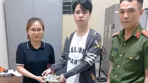 Công an phường Ninh Mỹ trao trả tài sản cho người dân để quên