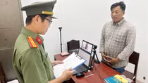 Gọi cửa không được, nam thanh niên dùng súng bắn vào camera