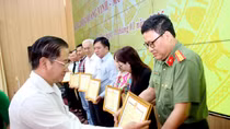 Chủ tịch UBND TP Cần Thơ tặng Bằng khen Văn phòng thường trú Báo CAND