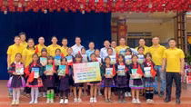 Nhà xuất bản Giáo dục Việt Nam tặng sách giáo khoa cho học sinh các vùng khó khăn