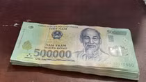 Tìm người đánh rơi cọc tiền mệnh giá 500.000 VND