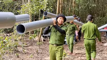 Giúp dân đưa nước về vùng cao