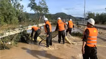 Hàng nghìn cán bộ, chiến sĩ Công an giúp dân khắc phục hậu quả cơn bão số 13