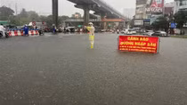 CSGT Hà Nội lội nước, dầm mưa phân luồng giao thông