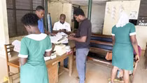 Ghana vật vã trong đói kém và dịch bệnh
