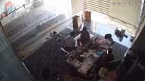 Nhà báo dùng điện thoại quay clip xe múc đất đá rồi “gợi ý quà Tết”