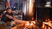 Tất bật thâu đêm luộc bánh chưng ngày cận Tết