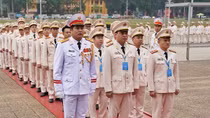 Đoàn đại biểu dự Đại hội Đoàn Thanh niên Bộ Công an vào Lăng viếng Bác