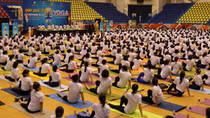 Đại sứ Ấn Độ đồng diễn Yoga với người dân Việt Nam