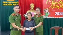 Nữ thợ may vui mừng khi được Công an phường trao trả số tiền đánh rơi