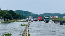 Sau mưa bão, vẫn còn các vị trí ách tắc giao thông trên các tuyến quốc lộ