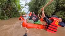 Công an Lâm Đồng xuyên đêm ngược dòng lũ dữ cứu dân