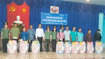 Cục Hồ sơ nghiệp vụ trao quà Tết tặng người nghèo tại Bạc Liêu